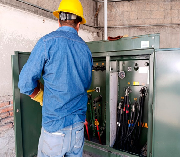 Técnico COELMA trabajando en equipo eléctrico industrial